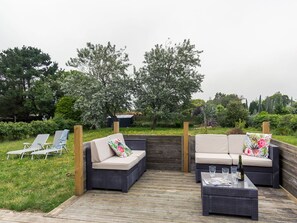 Pflanze, Himmel, Baum, Grundstueck, Gartenmöbel, Urban Design, Schatten, Freizeit, Gras, Landschaft