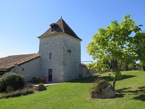 Himmel, Pflanze, Gebäude, Grundstueck, Baum, Gras, Natürliche Landschaft, Ländliches Gebiet, Hütte, Haus