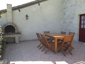 Gebäude, Tabelle, Pflanze, Möbel, Stuhl, Fenster, Tisch Im Freien, Küche & Esszimmer Tisch, Interior Design, Gartenmöbel