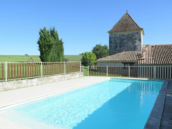 L'Eau, Ciel, Propriété, Bleu, Plante, Bleu Azur, Piscine, Bâtiment, Ombre, Arbre