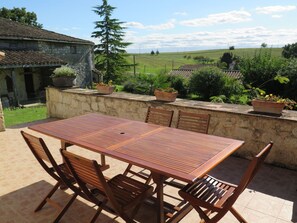 Plante, Ciel, Meubles, Table, Propriété, Bâtiment, Chaise, Nuage, Tableau De Plein Air, Mobilier De Jardin