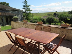 Plante, Ciel, Meubles, Table, Propriété, Bâtiment, Chaise, Nuage, Tableau De Plein Air, Mobilier De Jardin