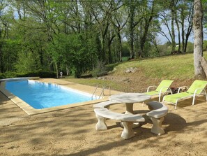 L'Eau, Plante, Piscine, Mobilier De Jardin, Extérieur Banc, Arbre, Ombre, Bois, Table, Loisir