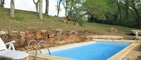 Agua, Planta, Propiedad, Cielo, Azur, Árbol, Piscina, Sombra, Madera, Arquitectura