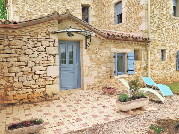 Plante, Bâtiment, Fenêtre, Propriété, Bleu Azur, Porte, Maison, Pot De Fleur, Surface De La Route, Chalet