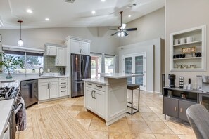 Kitchen | Fully Equipped w/ Cooking Basics