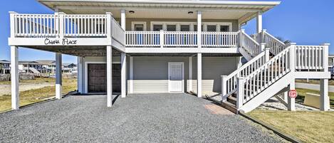 Holden Beach Vacation Rental | 4BR | 2BA | 1,400 Sq Ft | Single-Story Interior