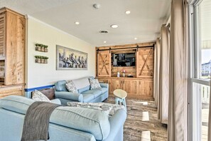 Living Room | Free WiFi | Central A/C & Heating | Smart TV