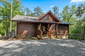 Lee's Lookout - Front of Cabin