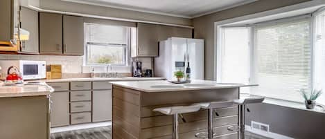 Farmhouse Fully stocked kitchen