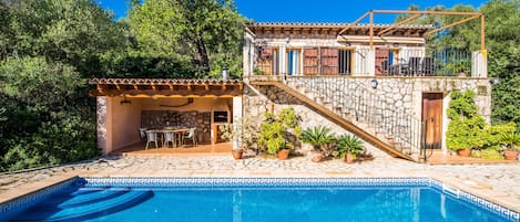 Finca en Mallorca con vistas panorámicas y piscina en la naturaleza