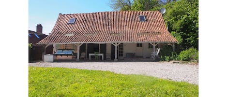 La Maison Verte - house terrace and garden