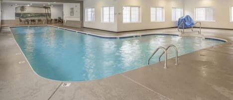 Large swimming pool, bring the kids and jump right in!