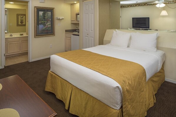 Exact unit will be assigned upon arrival. Views, colors and decor may vary. Comfortable Queen size bed!