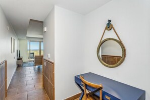Beach Club 103A - Desk nook