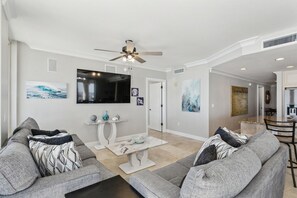 Beach Club 1001 - Living Room