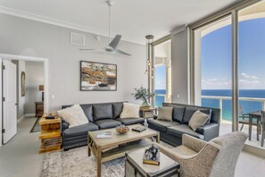 Beach Club 2104 - Living Room