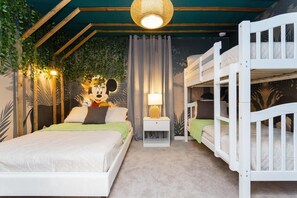 Mickey Room / 1 Full size bed + 2 Twin Bunk bed / 2nd floor suite
