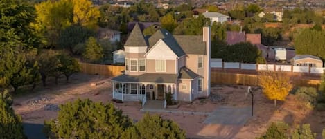 Kanab Paradise House and mountains in background.