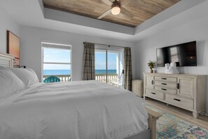 Bedroom with access to the balcony