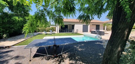 piscine chauffée 3,5m*7m profondeur 1m40. gazon synthétique.