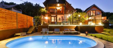 Maison de campagne du Jura avec piscine et jacuzzi
