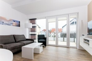 Wohnraum mit Zugang zum Balkon