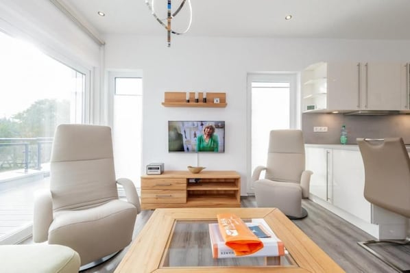 Heller Wohnraum mit SAT-TV