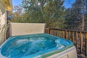 Deck | Private Hot Tub