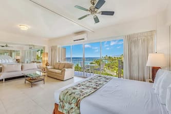 Ultimate Ocean Views! Kitchen, Huge Lanai, Laundry, WiFi +AC-Waikīkī Shore #606