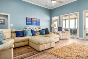 Surfs Up Spacious Living Room with Gulf View