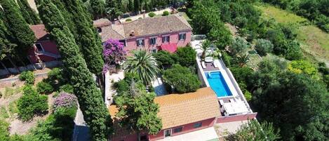 Ein Blick auf die kroatische Luxusvilla Red Rose mit Swimmingpool in Mlini bei Dubrovnik