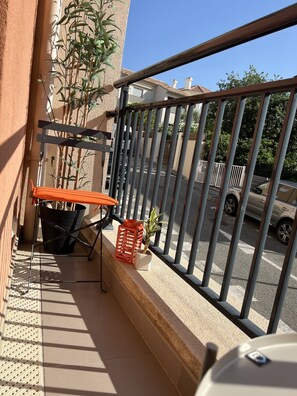 Bedroom 3 balcony with lateral sea view 