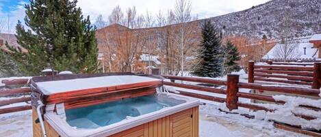 Welcome to this lovely condo with spectacular valley and ski resort views of the Deer Valley Resort, and a deluxe private hot tub