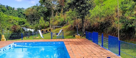 piscina grande  12m com grade de segurança