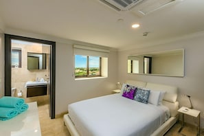 A bedroom with queen size bed.