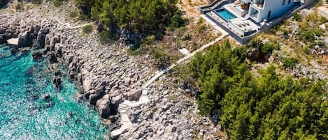 Kroatien Luxusvilla Blue Planet am Strand auf Korčula mit privatem Pool, Jacuzzi und Parkplatz.