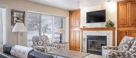 Welcome to this charming townhome in Park City