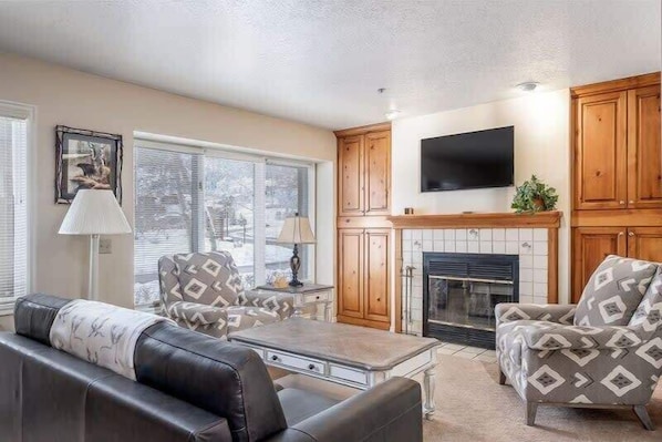 Welcome to this charming townhome in Park City