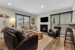 Large windows surround the inviting living area with views of both city and slopes, as Park City’s Old Town, Main Street and Park City Mountain Resort are just a stone’s throw away.