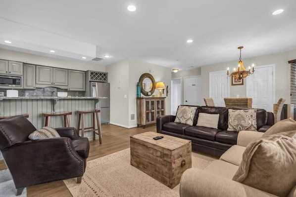 This bright and lovely living/kitchen/dining area offers up tasteful furnishings and views of Park City’s historic Old Town. With its open-concept layout, this dynamic space is easy to adapt to all of your needs.