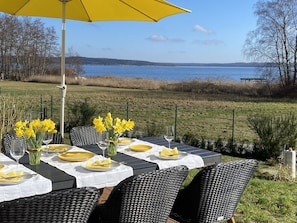 Ein paar Schritte von der Terrasse und Sie sind am oder im Wasser