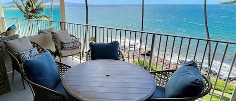 Lanai for outdoor dining and with perfect view for turtle or whale watching.