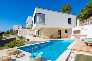 Tägliches Bild der haustierfreundlichen Kroatien Luxusvilla Azul in Makarska mit privatem Pool.