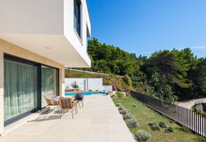 Gartenmöbel auf der Terrasse der haustierfreundlichen Luxusvilla Azul in Makarska mit privatem Pool und Meerblick.