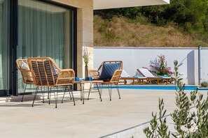 Gartenmöbel auf der Terrasse der Kroatien Villa Azul in Makarska mit privatem Pool und Meerblick.