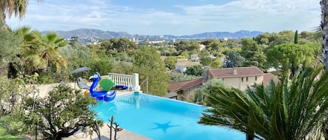 La piscine à débordement avec nage à contre courant