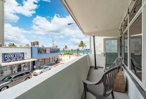 Mornings on this balcony are the perfect way to start the day: listening to the waves, breathing in the sea air, and planning your next meal.