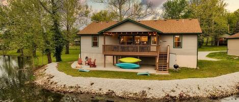 Fire pit on the water. Play corn hole. Paddle around on the lake. This is the perfect Branson get-a-way.