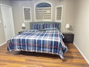 Master Bedroom - Large Bedroom 1 with Smart TV, nightstand, table and chair